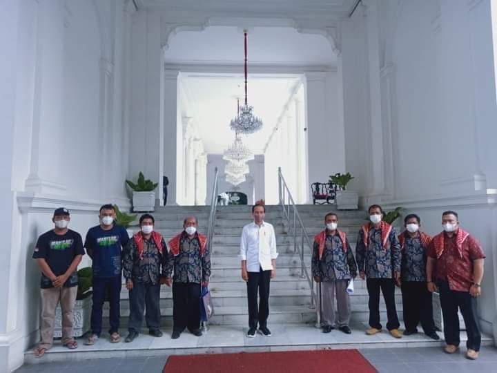 Presiden Joko Widodo menerima enam perwakilan warga Liang Melas Datas, Kabupaten Karo, Provinsi Sumatera Utara di Istana Merdeka, Jakarta, pada Senin, 6 Desember 2021.