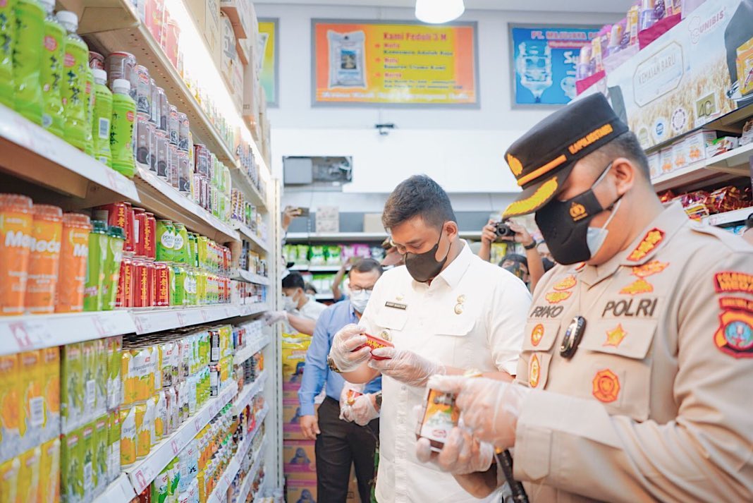 Bobby dan Kapolrestabes Medan Meninjau Kebutuhan Pokok di Pasar Modern Berastagi Supermarket