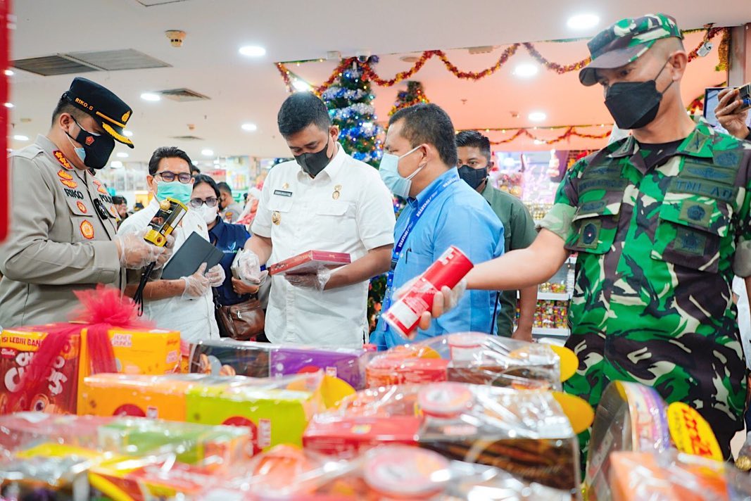 Bobby dan Kapolrestabes Medan Meninjau Kebutuhan Pokok di Pasar Modern Berastagi Supermarket