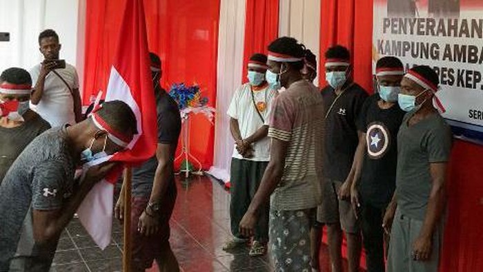 KKB kelompok Kampung Ambaidiru, Distrik Kosiwo, Kepulauan Yapen, Papua menyerahkan diri. Mereka melaksanakan apel dan mencium merah putih sebagai tanda kembali ke Negara Kesatuan Republik Indonesia (NKRI).