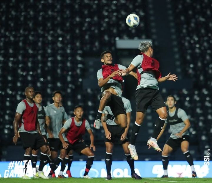 Banyak pihak menganggap Tim Nasional (Timnas) Indonesia bukan unggulan di Grup B Piala AFF 2020. Sebab, Malaysia dan Vietnam lebih diunggulkan untuk lolos ke semifinal. Namun, ahli racik Timnas Indonesia, Shin Tae-yong, tetap percaya diri. Dia bersikeras untuk membawa Skuad Garuda lolos ke semifinal.