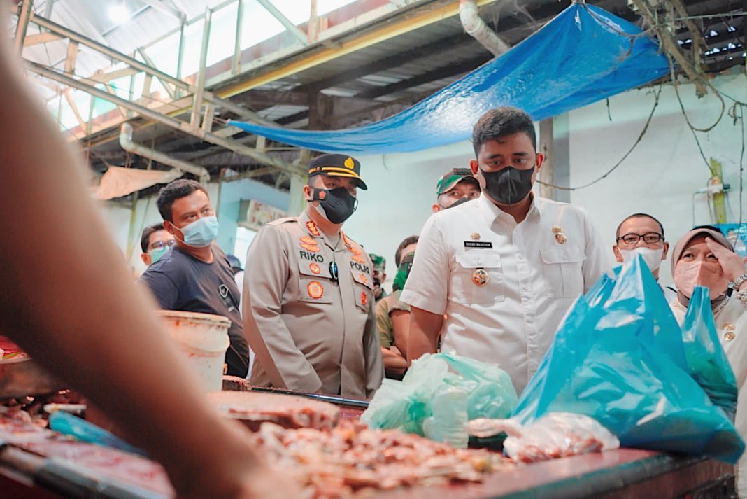 Wali Kota Medan, Bobby Nasution melakukan peninjauan bahan kebutuhan pokok di pasar tradisional Sei Sikambing dijalan Gatot Subroto, Rabu (22/12).