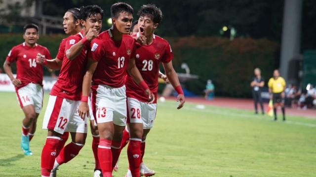 Pelatih tim nasional Indonesia Shin Tae-yong mengeluhkan skuadnya berada satu lantai dengan masyarakat umum selama tinggal di salah satu hotel di Singapura saat Piala AFF 2020, di mana beberapa di antaranya ada yang mabuk.