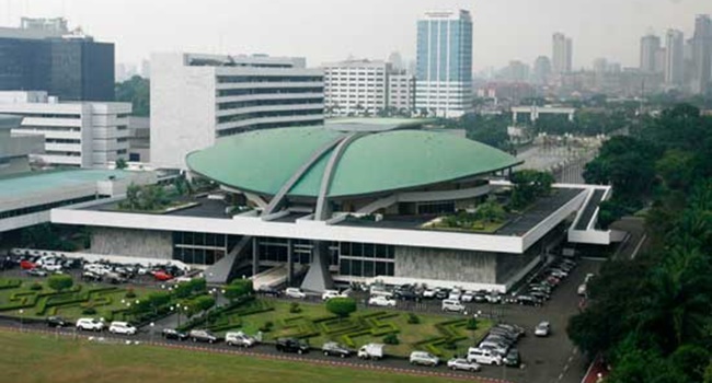 Sidang Paripurna Dewan Perwakilan Rakyat (DPR) secara resmi menyetujui Rancangan Undang-undang (RUU) Ibu Kota Negara (IKN) menjadi UU. Ibu Kota pindah ke Kalimantan akhirnya menjadi kenyataan.