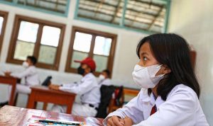 Peneliti Center for Indonesian Policy Studies (CIPS) Nadia Fairuza mengatakan kebijakan pemerintah menerapkan pembelajaran tatap muka 100 persen rentan memicu penyebaran COVID-19.