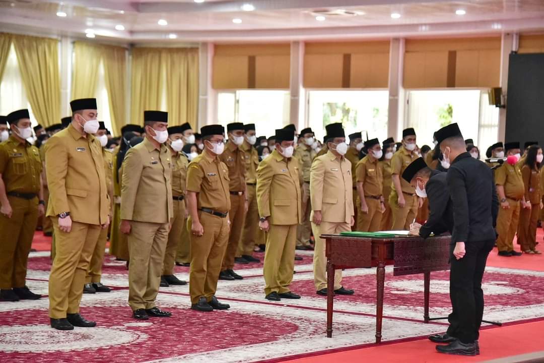 Gubernur Sumatera Utara (Sumut) Edy Rahmayadi melantik 399 pejabat fungsional di lingkungan Pemerintah Provinsi (Pemprov) Sumut. Para pejabat yang dilantik tersebut sebelumnya merupakan pejabat administrasi yang disetarakan ke dalam jabatan fungsional.