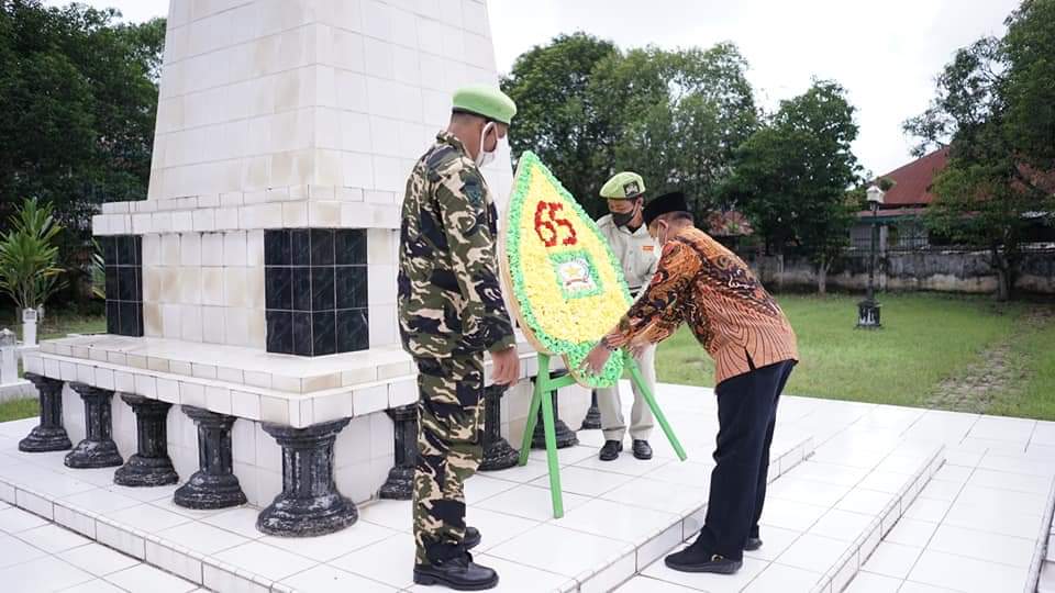 Pelaksana Tugas (Plt) Wali Kota Tanjungbalai, H Waris Thalib didampingi Kepala Bagian Pemerintahan Pahala Zulfikar, Kepala Bagian Umum Hurmaini Nasution menghadiri Peringatan Hari Ulang Tahun Legiun Veteran Republik Indonesia (HUT- LVRI) yang ke-65, di Kantor Markas Cabang (Maca) LVRI Tanjungbalai, Jl Sudirman, Minggu (02/01/2022).