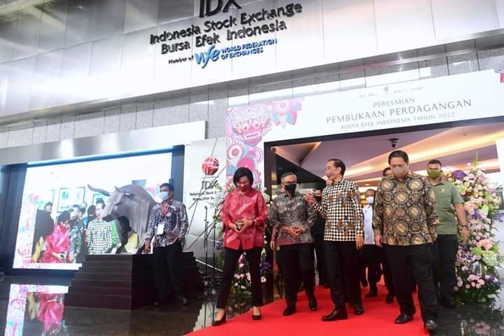 Presiden RI Joko Widodo (Jokowi) secara resmi membuka Perdagangan Bursa Efek Indonesia (BEI) Tahun 2022, di Main Hall Tower 1 Gedung BEI, Jakarta, Senin (03/01/2022) pagi.
