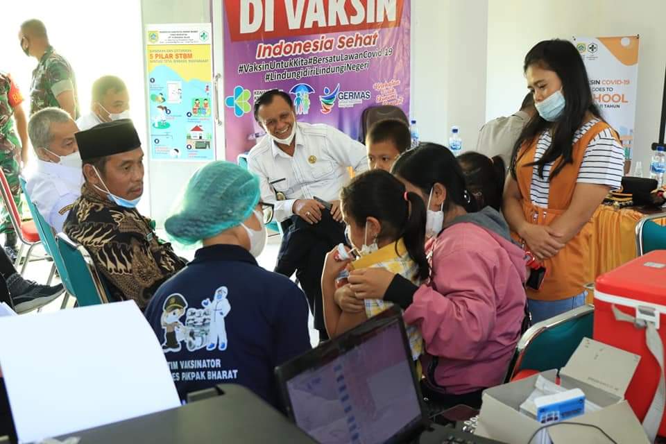 Wakil Bupati Pakpak Bharat H Mutsyuhito Solin, Dr, M.Pd menghadiri peluncuruan (launching) vaksinasi merdeka anak serentak se Indonesia, Rabu (5/1/2021).