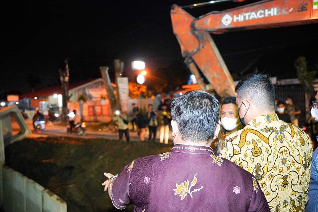 Wali Kota Medan Bobby Nasution mengecek pengerjaan drainase di Jalan Sei Belutu, Kecamatan Medan Selayang, Medan, yang dikeluhkan banyak warga.