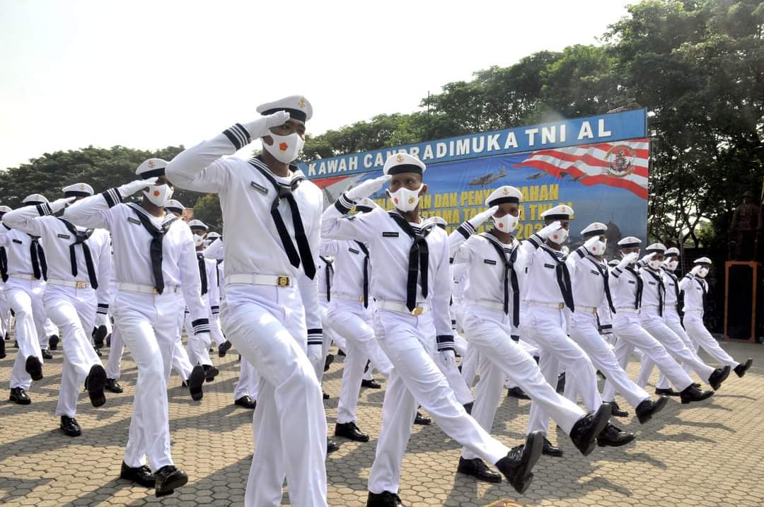 Komandan Pasmar 2 Brigjen TNI (Mar) Suherlan menghadiri upacara pelantikan dan penyumpahan siswa Dikmata TNI AL angkatan XLI/1 T.A 2021 di Lapangan Kawah Candradimuka Puslatdiksarmil Juanda. Sidoarjo. Jumat (07/01/2022).