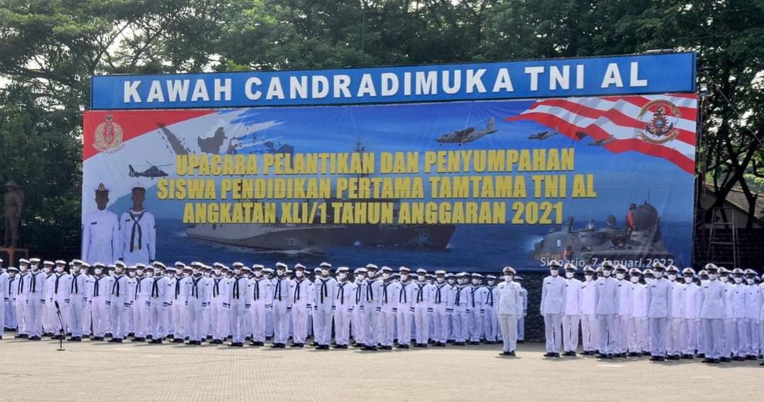 Komandan Pasmar 2 Brigjen TNI (Mar) Suherlan menghadiri upacara pelantikan dan penyumpahan siswa Dikmata TNI AL angkatan XLI/1 T.A 2021 di Lapangan Kawah Candradimuka Puslatdiksarmil Juanda. Sidoarjo. Jumat (07/01/2022).