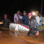 Yonmarhanlan X Jayapura Pasmar 3 Evakuasi Warga Jayapura Papua yang Terjebak Banjir