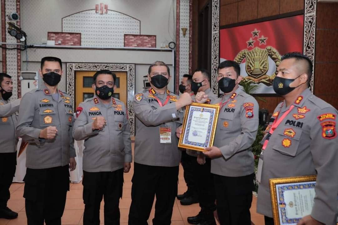 Kepala Kepolisian Daerah Sumatera Utara, Irjen Pol RZ Panca Putra Simanjuntak, memberikan piagam penghargaan kepada sejumlah polres yang berprestasi.