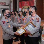 Kepala Kepolisian Daerah Sumatera Utara, Irjen Pol RZ Panca Putra Simanjuntak, memberikan piagam penghargaan kepada sejumlah polres yang berprestasi.