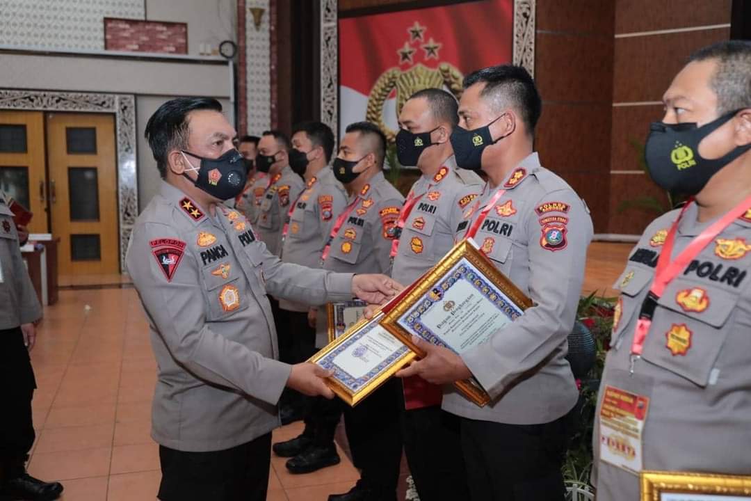 Kepala Kepolisian Daerah Sumatera Utara, Irjen Pol RZ Panca Putra Simanjuntak, memberikan piagam penghargaan kepada sejumlah polres yang berprestasi.