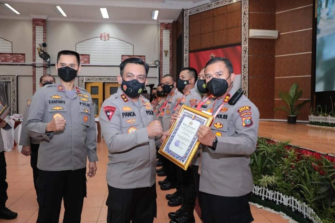 Kepala Kepolisian Daerah Sumatera Utara, Irjen Pol RZ Panca Putra Simanjuntak, memberikan piagam penghargaan kepada sejumlah polres yang berprestasi.