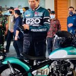 Presiden Joko Widodo (Jokowi) bersiap mengendarai sepeda motor jenis Kawasaki W175 custom berwarna hijau metalik usai meninjau fasilitas Bandara Internasional Zainuddin Abdul Madjid.