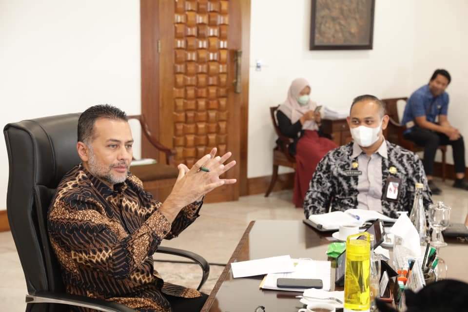Pemerintah Provinsi (Pemprov) Sumatera Utara (Sumut) melalui Biro Umum dan Perlengkapan Sekretariat Daerah menggandeng Beranda Warisan Sumatra (BWS) merevitalisasi tiga peninggalan sejarah, Pesanggrahan Bung Karno di Parapat, Berastagi dan Kotanopan.