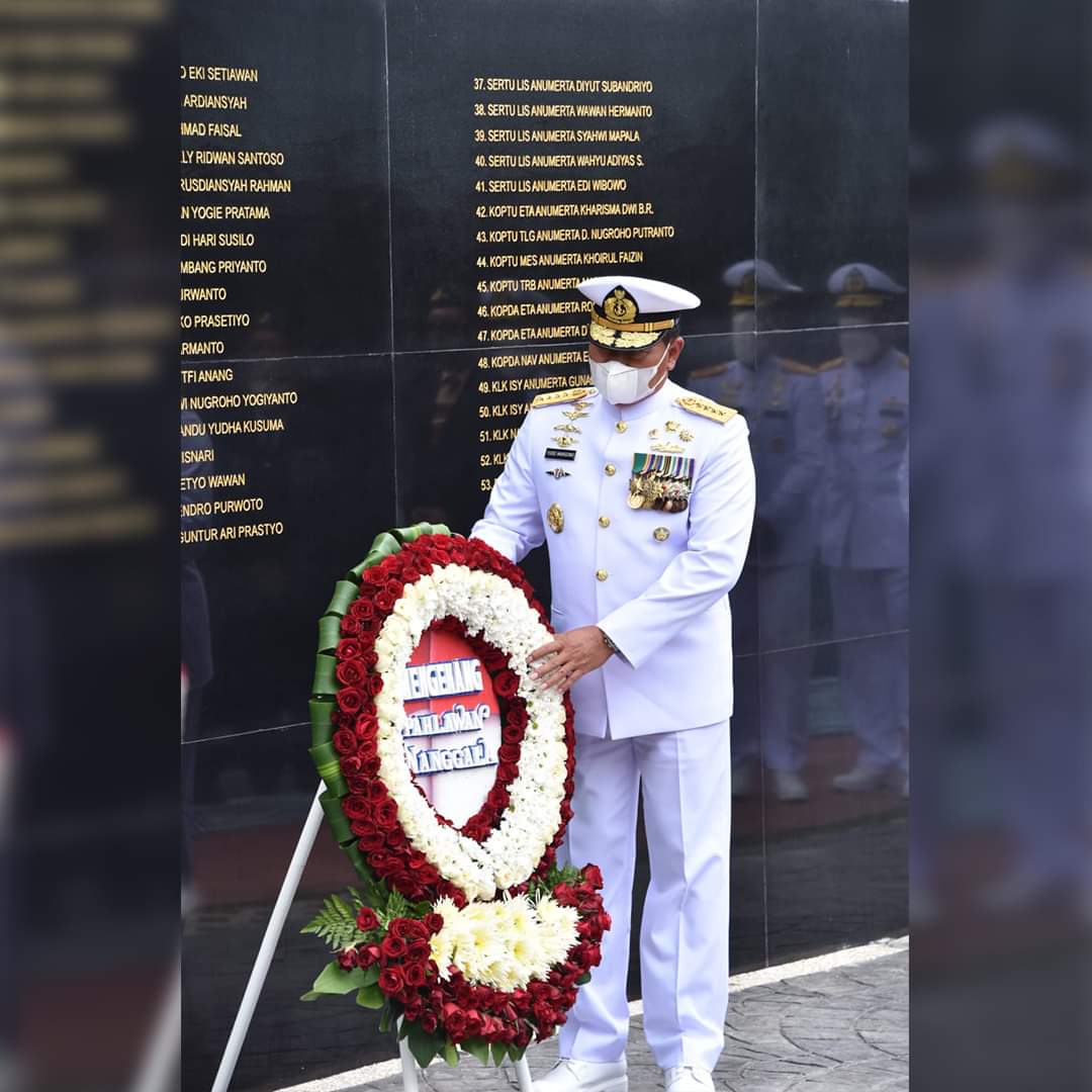 Kepala Staf Angkatan Laut Laksamana TNI Yudo Margono meletakkan karangan bunga di Monumen KRI Nanggala-402 usai diresmikan di Koarmada II, Surabaya, Jawa Timur, Sabtu (15/1/2022).