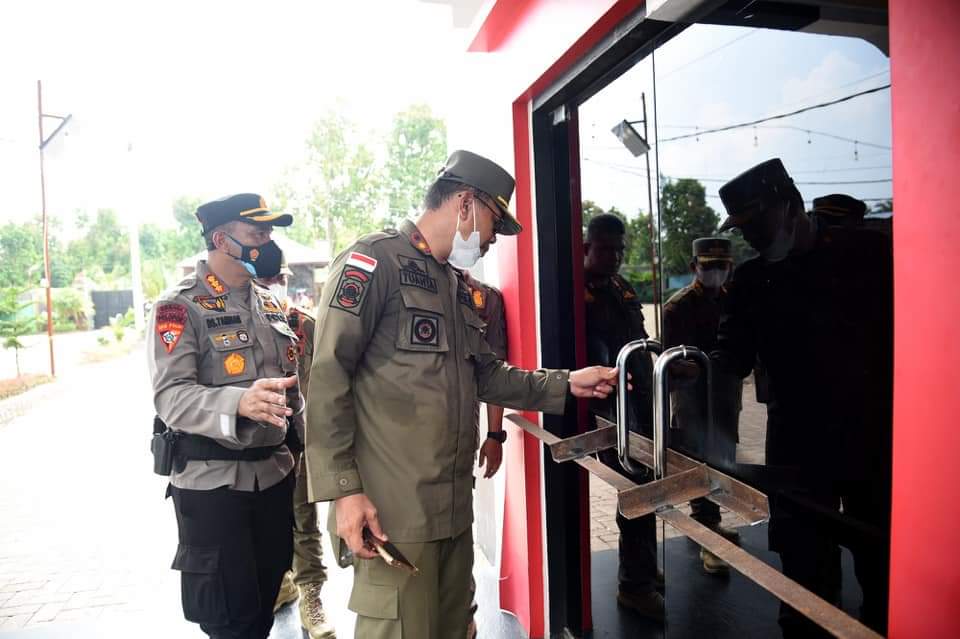 Tim Gabungan Pemerintah Provinsi (Pemprov) Sumatera Utara (Sumut), Pemerintah Kabupaten (Pemkab) Deliserdang dan TNI/Polri menyegel Kafe Sky Garden, Senin (17/1/2022).