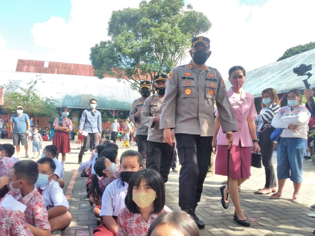 Kapolres Tanah Karo Tinjau Vaksinasi Anak di SD Santo Xaverius 1 Kabanjahe