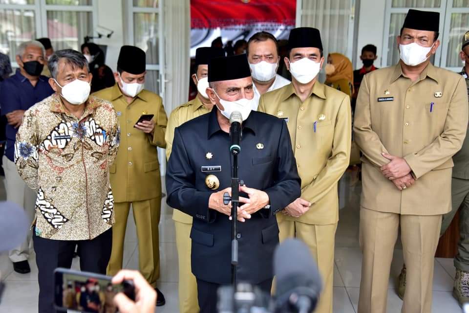Gubernur Sumatera Utara, Edy Rahmayadi melantik 20 Pejabat Administrator dan Pengawas, di lingkungan Pemerintah Provinsi (Pemprov) Sumut, Kamis (20/1/2022), di Aula Tengku Rizal Nurdin, Rumah Dinas Gubernur, Jalan Jenderal Sudirman Nomo 41 Medan. Usai pengambilan sumpah/janji jabatan, para aparatur diminta untuk ‘mengawaki’ organisasi dengan baik.