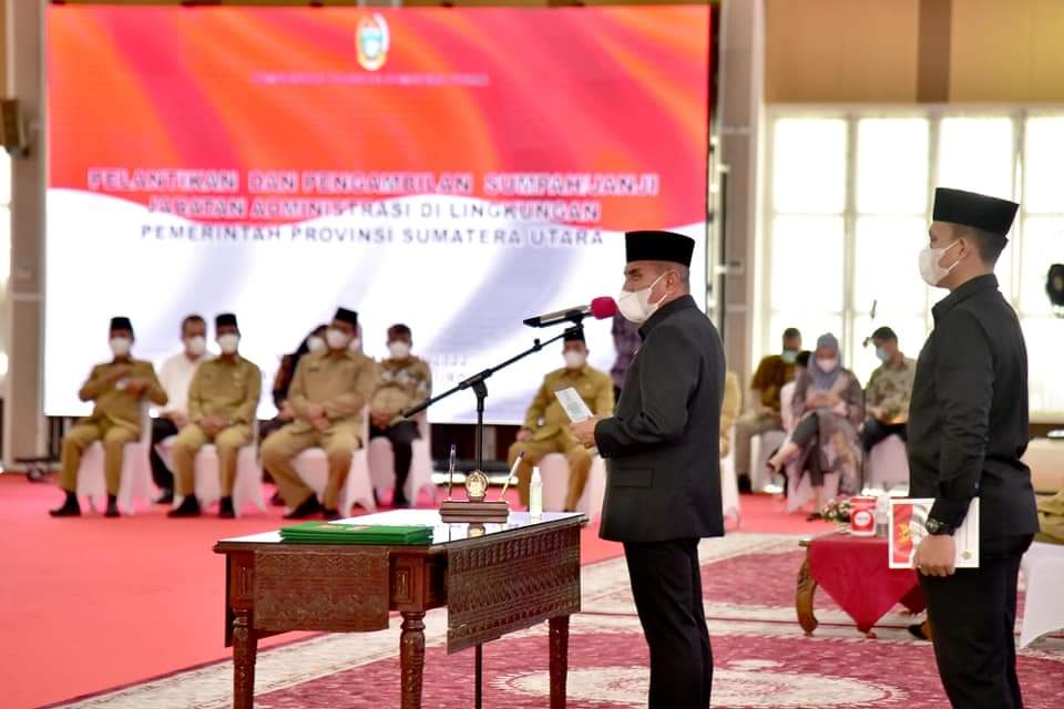 Gubernur Sumatera Utara, Edy Rahmayadi melantik 20 Pejabat Administrator dan Pengawas, di lingkungan Pemerintah Provinsi (Pemprov) Sumut, Kamis (20/1/2022), di Aula Tengku Rizal Nurdin, Rumah Dinas Gubernur, Jalan Jenderal Sudirman Nomo 41 Medan. Usai pengambilan sumpah/janji jabatan, para aparatur diminta untuk ‘mengawaki’ organisasi dengan baik.