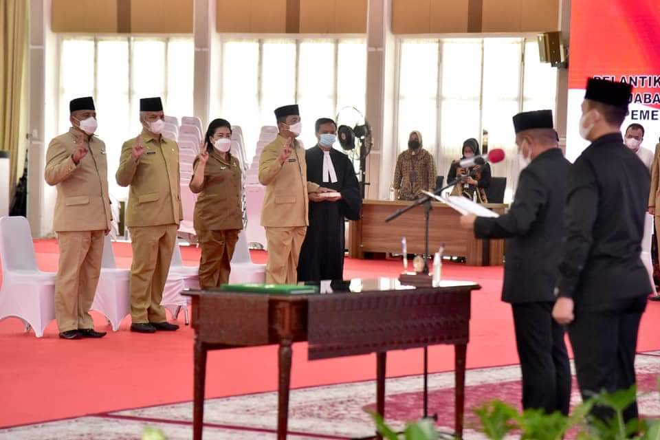 Gubernur Sumatera Utara, Edy Rahmayadi melantik 20 Pejabat Administrator dan Pengawas, di lingkungan Pemerintah Provinsi (Pemprov) Sumut, Kamis (20/1/2022), di Aula Tengku Rizal Nurdin, Rumah Dinas Gubernur, Jalan Jenderal Sudirman Nomo 41 Medan. Usai pengambilan sumpah/janji jabatan, para aparatur diminta untuk ‘mengawaki’ organisasi dengan baik.