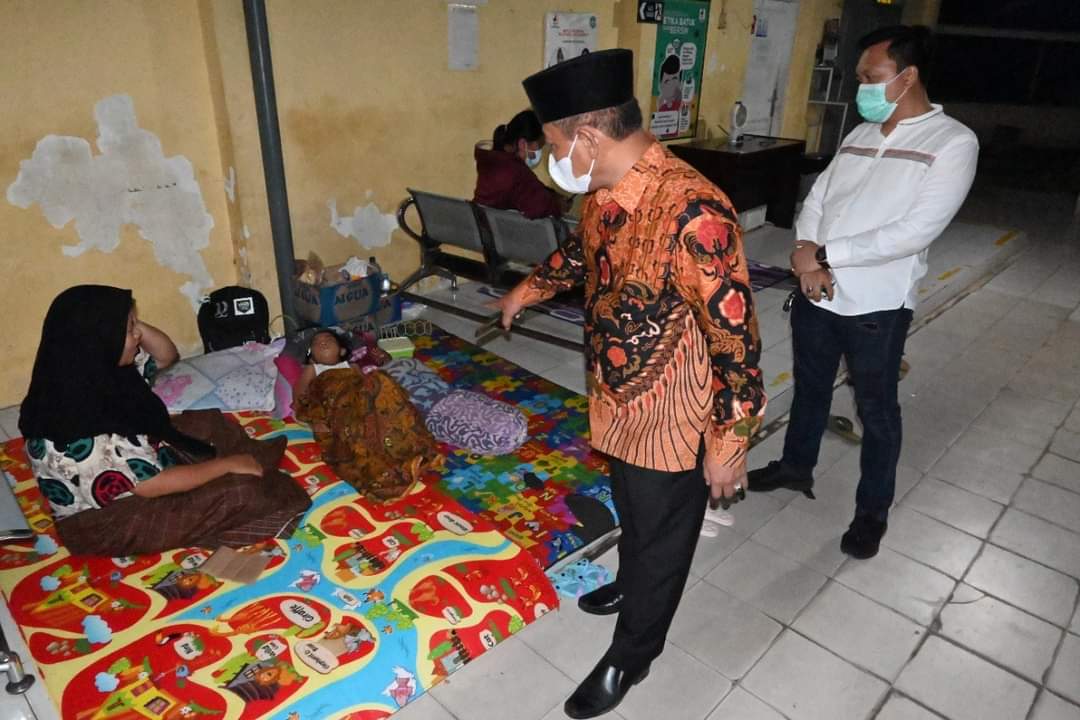 Demi menjawab kebutuhan masyarakat Tanjungbalai khususnya di bidang kesehatan terutama menyangkut keluhan terhadap pelayanan bagi para pasien yang sedang dirawat, Jumat malam (21/1/2022) Plt Wali Kota H Waris Thalib mengunjungi RSUD Dr Tengku Mansyur.