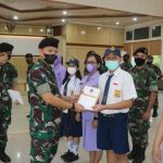 Panglima Kosekhanudnas II Marsma TNI Irwàn Pramuda, S.E., M.M. sebagai pimpinan apel menyerahkan Beasiswa kepada sepuluh orang putra-putri anggota Kosekhanudnas II berprestasi.