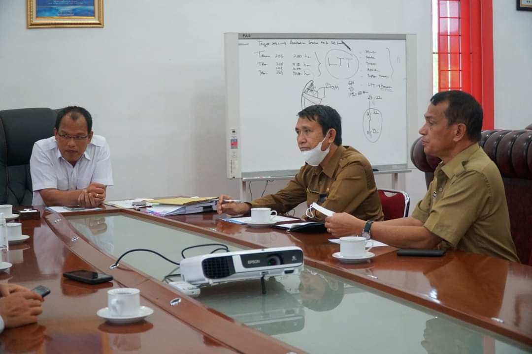 Bupati Humbang Hasundutan Dosmar Banjarnahor, SE menerima kunjungan Badan Penyelenggara Pendidikan HKBP (BPP HKBP) di Ruang Kerja Bupati Humbahas, Kompleks Perkantoran Bukit Inspirasi, Selasa (25/1/2022).