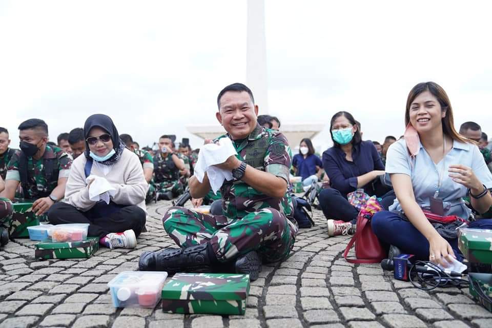 Kepala Staf Angkatan Darat (Kasad) Jenderal TNI Dudung Abdurachman, S.E., M.M., mengajak para awak media makan siang bersama prajurit TNI AD usai memimpin apel gelar pasukan TNI AD di lapangan Monas, Jakarta. Selasa, (25/1/2022).