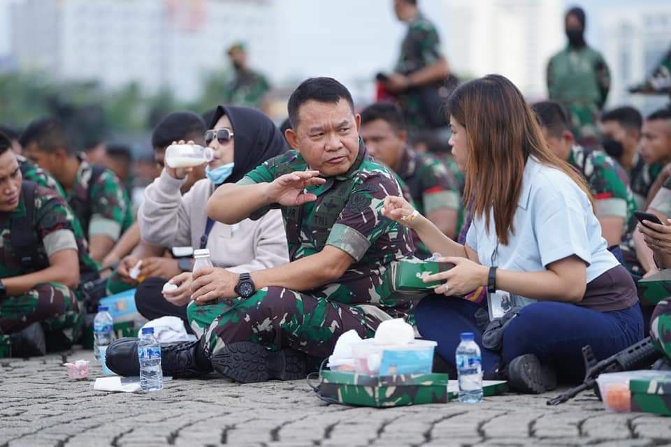 Kepala Staf Angkatan Darat (Kasad) Jenderal TNI Dudung Abdurachman, S.E., M.M., mengajak para awak media makan siang bersama prajurit TNI AD usai memimpin apel gelar pasukan TNI AD di lapangan Monas, Jakarta. Selasa, (25/1/2022).