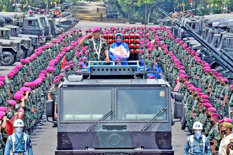 Komandan Korps Marinir (Dankormar) Mayjen TNI (Mar) Suhartono melaksanakan exit briefing di lapangan apel Kesatrian Marinir Sutedi Senaputra Karangpilang, Surabaya, Selasa (25/01/2022).