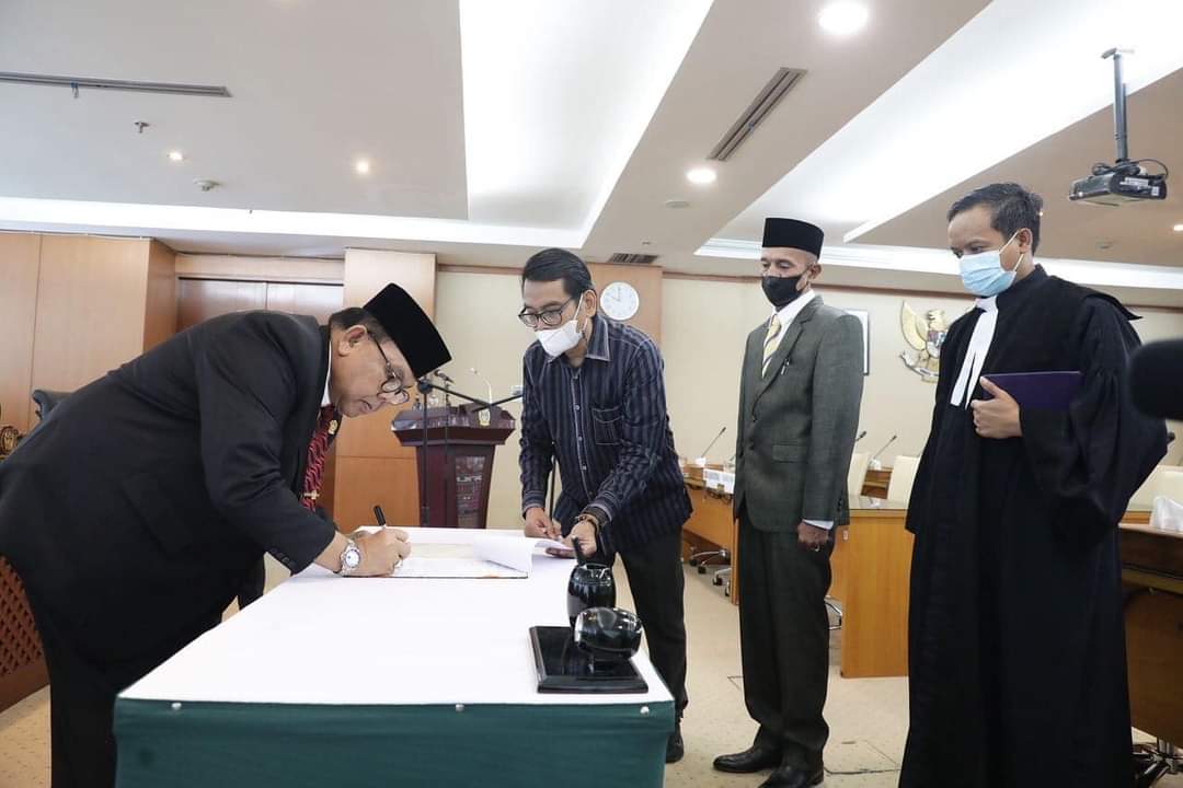 Wakil Gubernur (Wagub) Sumatera Utara (Sumut) Musa Rajekshah mengucapkan selamat bekerja kepada Frans Dante Ginting yang baru saja dilantik sebagai Penggantian Antarwaktu (PAW) Anggota DPRD Sumut dari Fraksi Partai Golkar sisa masa jabatan periode 2019-2024 menggantikan Leonard Surungan Samosir, yang telah meninggal dunia, di Aula Lantai 1 Kantor DPRD Sumut, Jalan Imam Bonjol Medan, Kamis (27/1/2022).