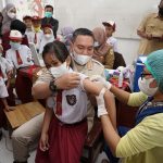 Vaksinasi Usia 6-11 Tahun di Pakpak Bharat Diwarnai Pembagian Makanan dan Dihibur Boneka Badut
