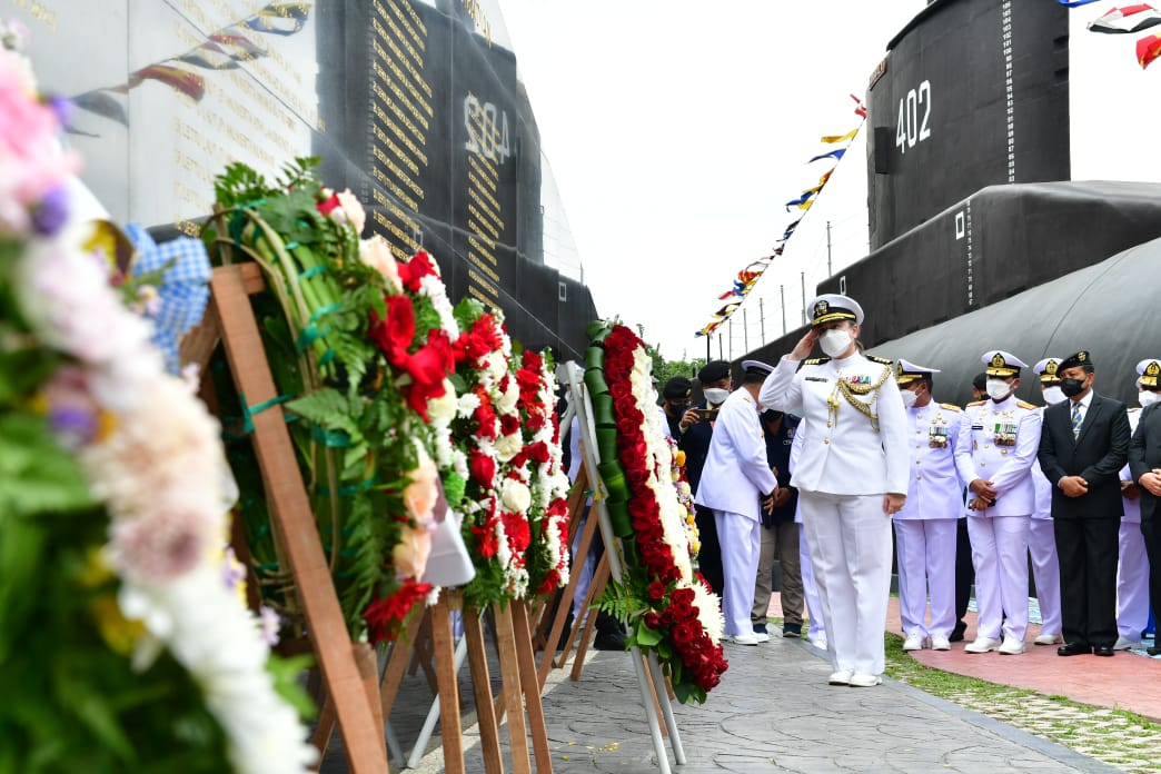 Kepala Staf Angkatan Laut Laksamana TNI Yudo Margono meletakkan karangan bunga di Monumen KRI Nanggala-402 usai diresmikan di Koarmada II, Surabaya, Jawa Timur, Sabtu (15/1/2022).