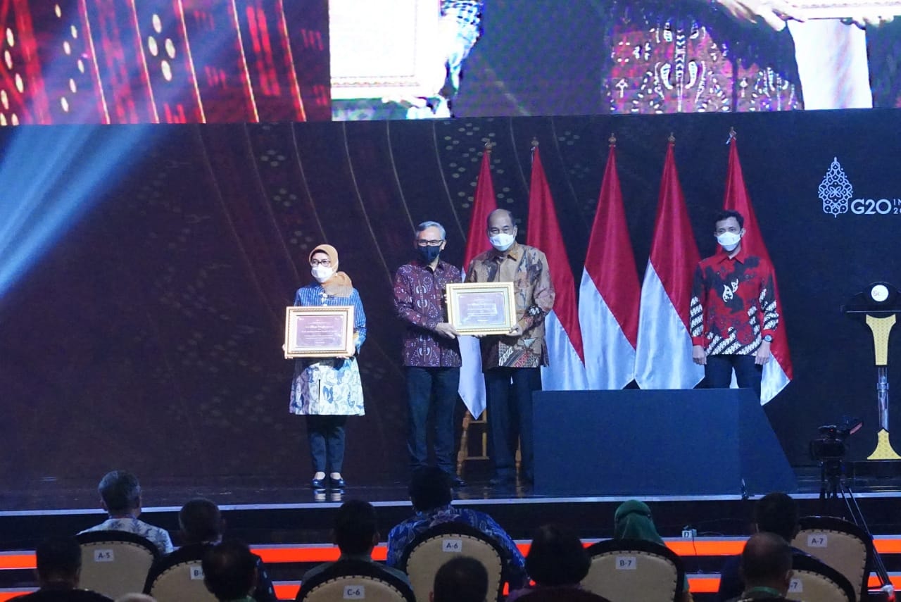 Wali Kota Umar Zunaidi Hasibuan Terima Penghargaan  Penggerak Program Inklusi Keuangan Nasional dari OJK RI
