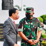 Kepala Badan Intelijen Strategis (BAIS), TNI Letjen Joni Supriyanto nampak diajak bicara oleh Presiden Joko Widodo (Jokowi) di Pangkalan TNI AU Halim Perdanakusuma, Jakarta Timur (Jaktim). Joni semula berdiri tegap di samping Sekretaris Kabinet Pramono Anung.