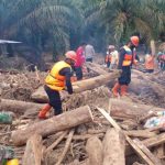 Batalyon C Pelopor Sat Brimob Polda Sumut lakukan pembersihan puing puing material banjir bersama TNI dan masyarakat pasca banjir di Kecamatan Batang Lubu Sutam, Kabupaten Padang Lawas, Minggu (2/1/22).