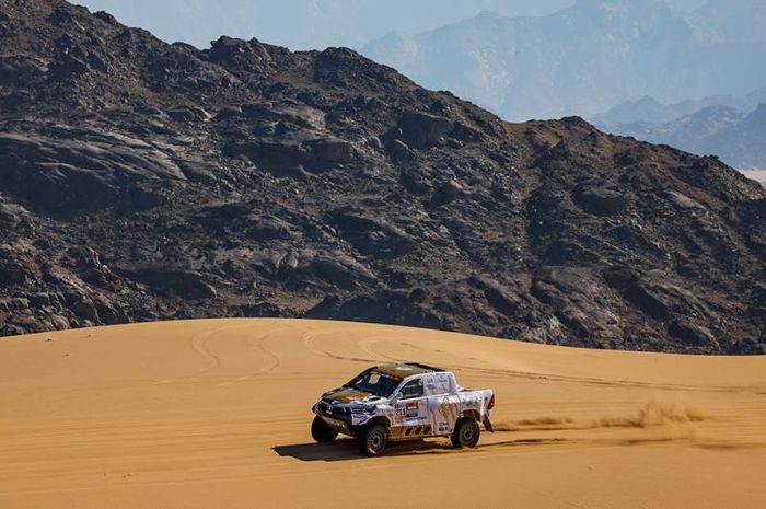 Turun di kejuaraan reli perdana pada 1999 di ajang Rally Catalunya, dan menang pertama kali di Rallye Deutschland 2002, pereli legendaris Sebastien Loeb merayakan tahun baru dengan cara seru. Ambil ancang-ancang turun di Dakar Rally atau Reli Dakar 2022.