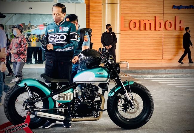 Kunjungan Presiden Joko Widodo untuk meninjau kesiapan Sirkuit Mandalika dan semua komponen terkait MotoGP pada Kamis (13/1/2022) berlangsung seru. Beliau melakukan simulasi acara menonton balap roda dua kelas dunia itu pakai Kawasaki W175 kesayangannya.