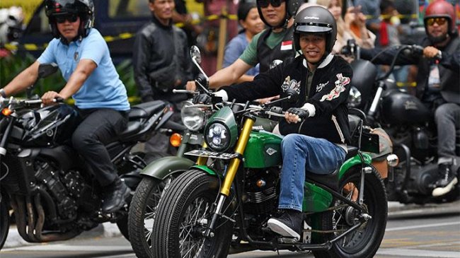 Kunjungan Presiden Joko Widodo untuk meninjau kesiapan Sirkuit Mandalika dan semua komponen terkait MotoGP pada Kamis (13/1/2022) berlangsung seru. Beliau melakukan simulasi acara menonton balap roda dua kelas dunia itu pakai Kawasaki W175 kesayangannya.