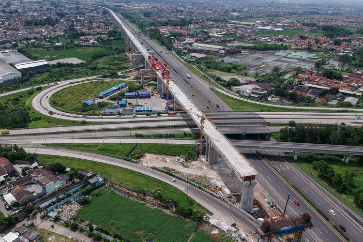 Presiden Joko Widodo Meninjau Proyek Pembangunan Terowong 2 Kereta Cepat Jakarta - Bandung