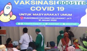 Pemerintah secara resmi memulai vaksinasi booster di Puskesmas Kramat Jati, Jakarta Timur, Rabu (12/1/2022). Lokasi lain yang juga memulai vaksinasi Booster hari ini adalah RSUD Tangerang Selatan.