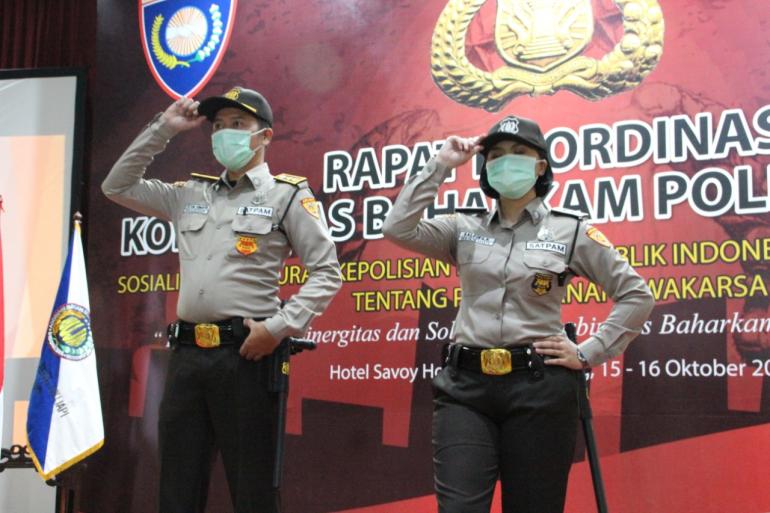 Kepolisian Negara Republik Indonesua (Polri) berencana mengubah warna seragam harian Satuan Pengamanan (Satpam) yang sebelumnya berwaremna cokelat muda menjadi warna krem.