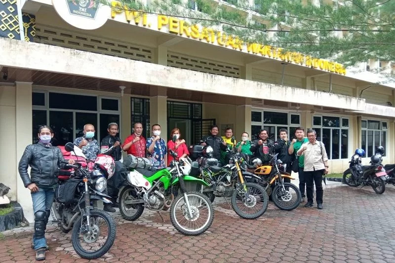 Setelah penantian panjang disertai usaha keras, tim Jelajah Kebangsaan Wartawan-Persatuan Wartawan Indonesia (JKW-PWI) akhirnya merapat di Tolitoli, Sulawesi Tengah.