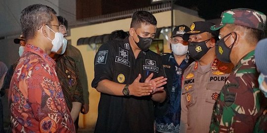 Menyikapi sekaligus mewaspadai peningkatan kasus Covid-19 di Kota Medan, Wali Kota Medan Bobby Nasution memimpin langsung rapat penanganan Covid-19 di Pendopo Rumah Dinas Wali Kota Medan Jalan Sudirman Medan, Senin (25/1/2022) malam.