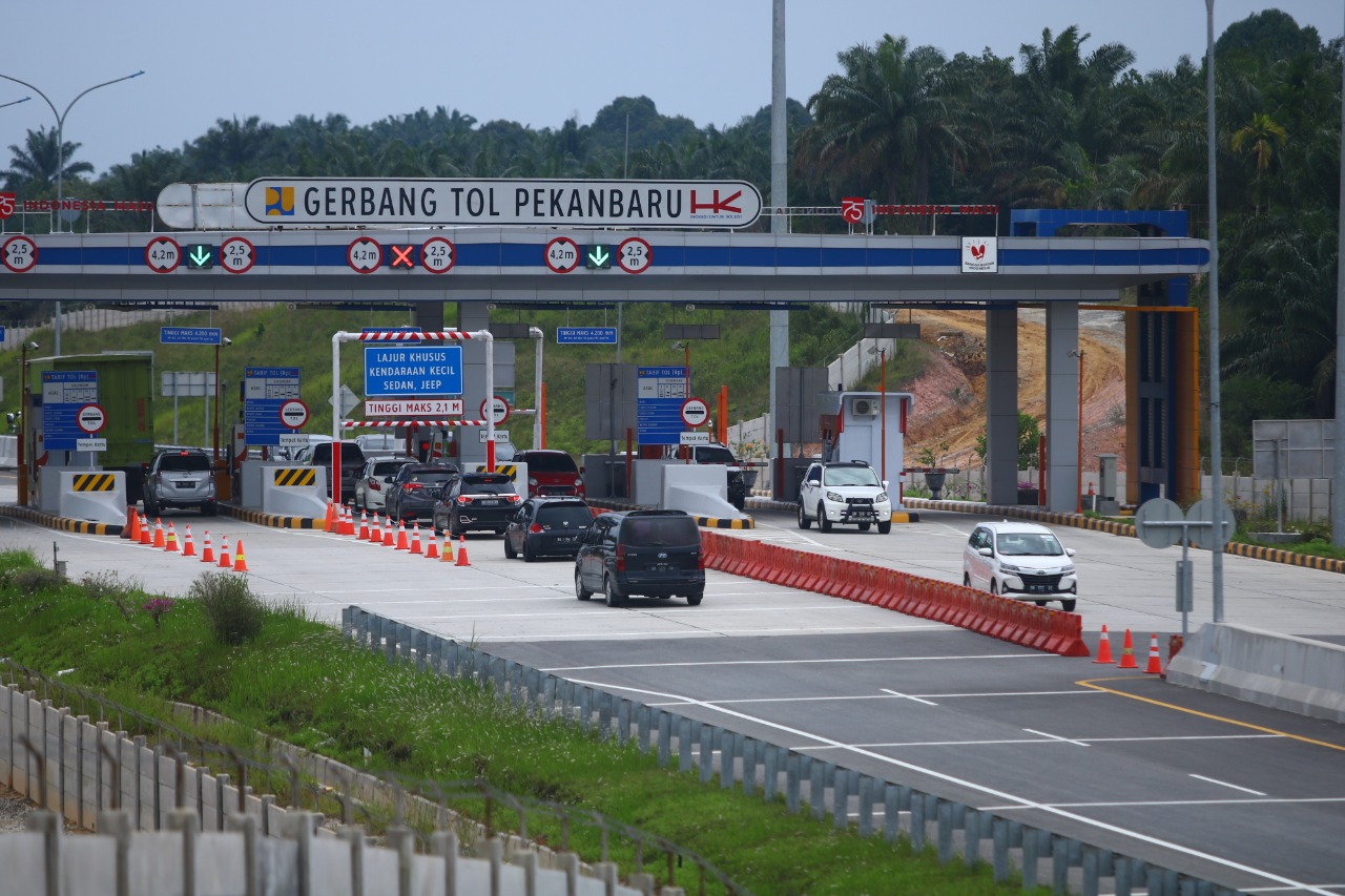 Menteri Pekerjaan Umum dan Perumahan Rakyat (PUPR) Basuki Hadimuljono membeberkan progres ruas Tol Trans Sumatera.